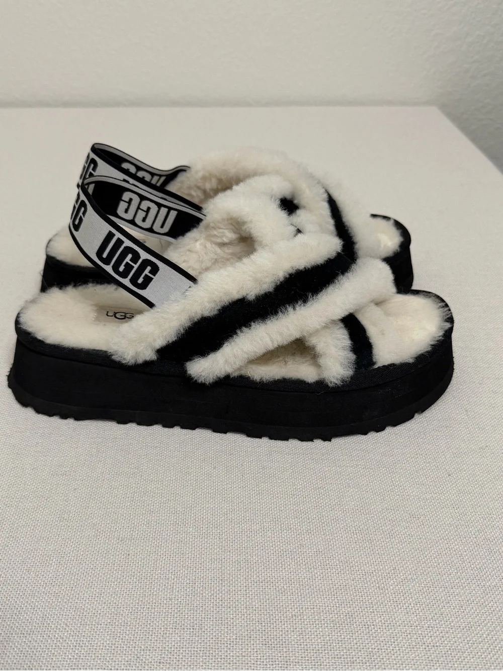 UGG Womens Disco Cross Fuzzy Platform Slide Sandal 10